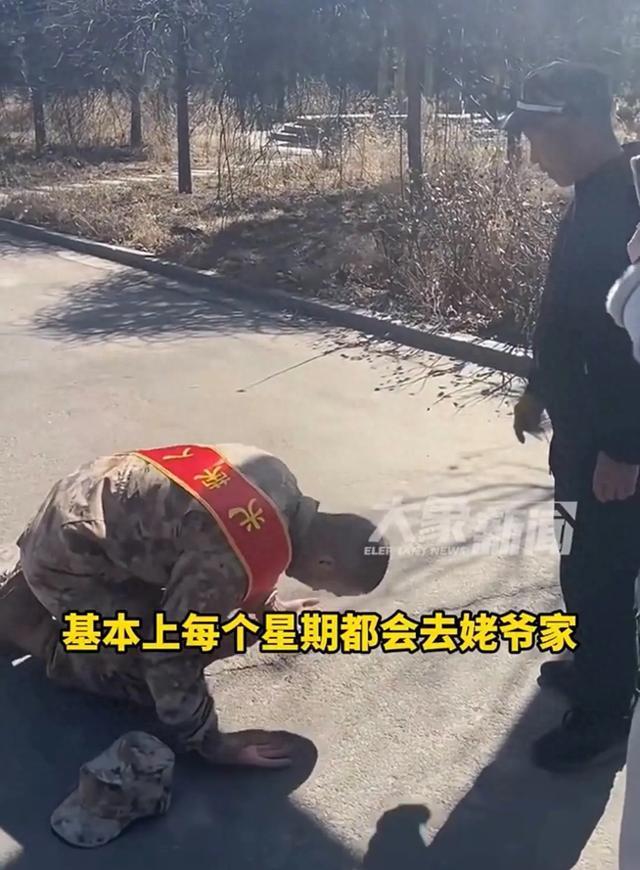 小伙入伍臨行前給85歲姥爺磕頭