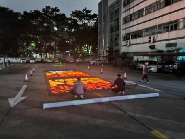 深圳超大“飞天屏”打破吉尼斯纪录 空中视觉盛宴