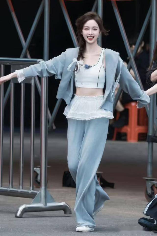 吴宣仪浪姐路透自带发光buff 穿搭时髦又圈粉