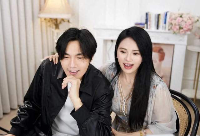伊能静秦昊参加女儿学校活动
