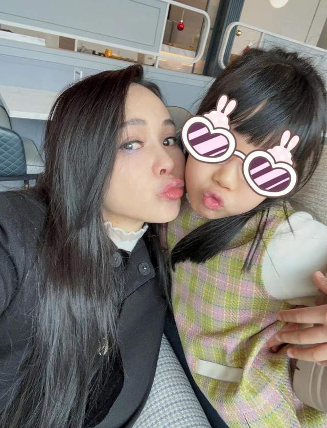 伊能静秦昊参加女儿学校活动 一家三口温馨互动