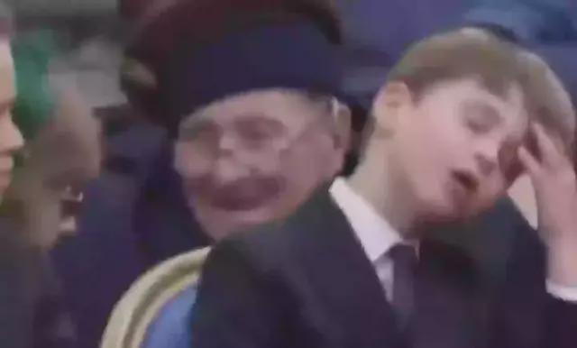 路易王子模仿喬治王子打理頭發(fā) 童趣時刻引歡笑
