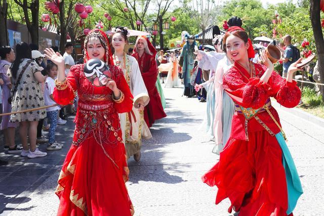 清明上河園五一接待游客全省第一 再現(xiàn)宋代繁華盛景