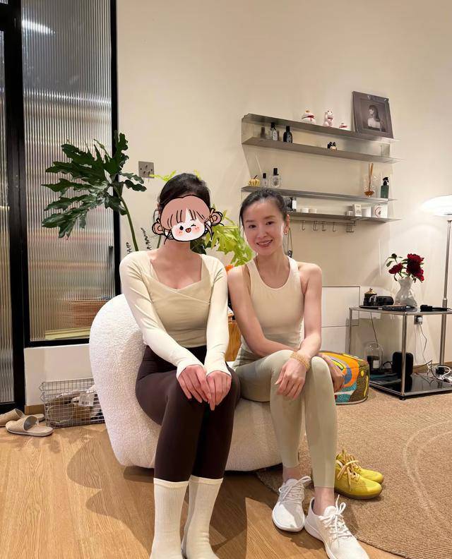 6686体育app45岁董洁现身大连穿小背心瑜伽裤又白又嫩16岁顶顶正脸像爸爸(图2)