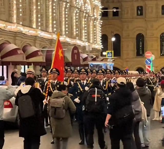 俄雪地里解放軍儀仗隊(duì)正步聲超震撼 大國儀仗感動(dòng)莫斯科