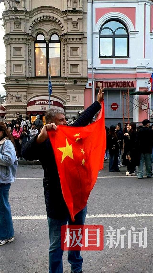 白俄羅斯士兵高舉中國國旗唱喀秋莎 中俄友誼的溫暖瞬間