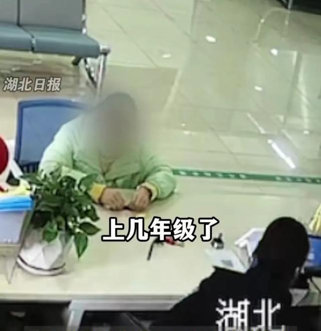 高三男生成績下滑在公交上崩潰大哭 壓力下的共鳴