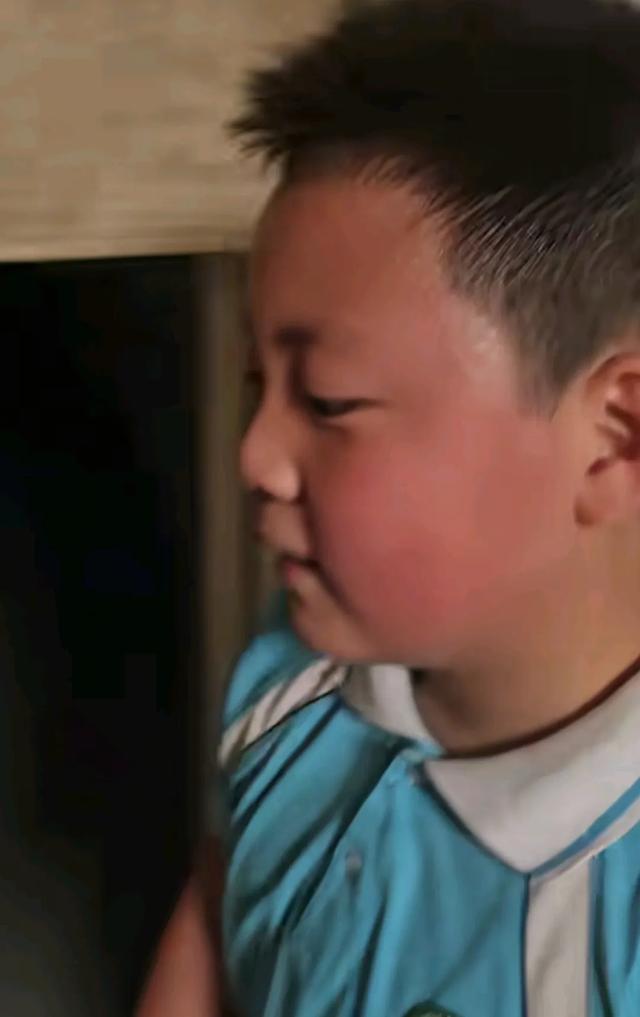 男孩給媽媽買了一大兜母親節(jié)禮物 孝心滿滿感動全網(wǎng)
