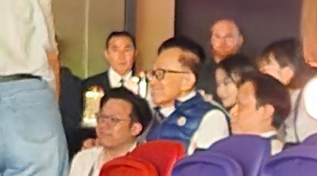 96歲李嘉誠坐輪椅看五月天演唱會 罕見公開露面