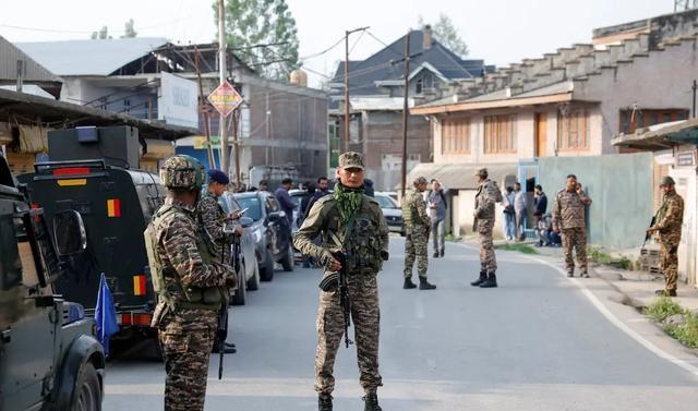 巴民眾蹲守拍攝殲-10C戰(zhàn)機(jī)編隊(duì)返航 全球軍火市場(chǎng)掀起海嘯