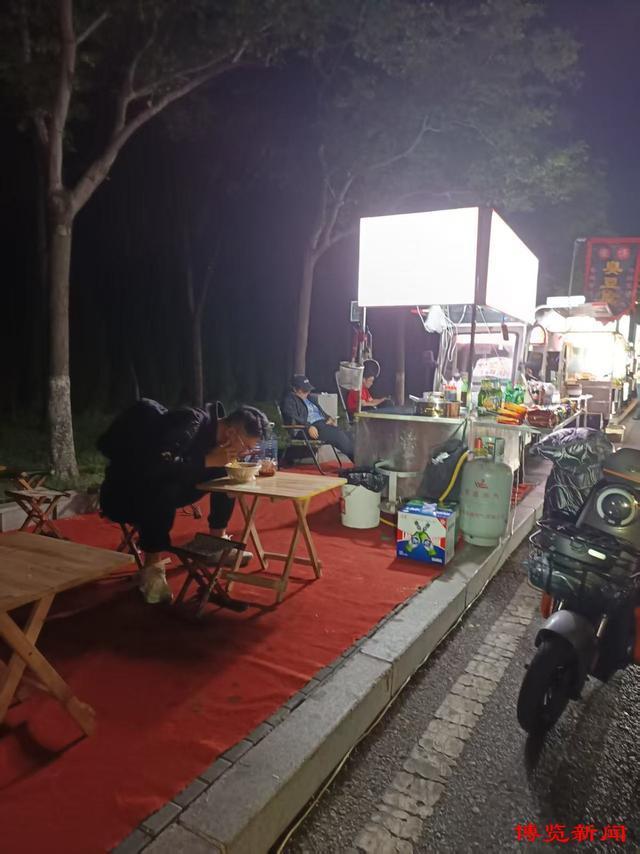 在深夜食堂炸出人間煙火氣 市井活力的夜間畫卷