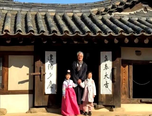金文洙參拜麥克阿瑟銅像 紅袍祭祖引熱議