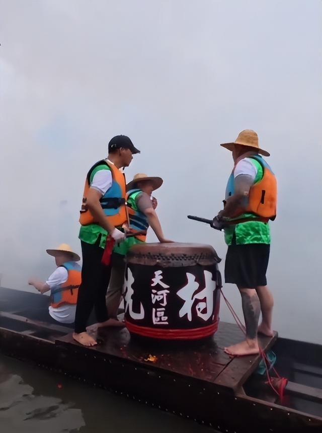 老外龍舟隊(duì)開心過頭翻船 洋女婿惹哭老祖宗