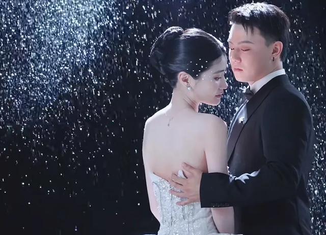 王晨正回应小丫头未参加婚礼 变形记成员齐聚祝福