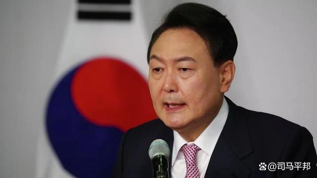 李在明夫妇向民众比心 强调对华友好关系