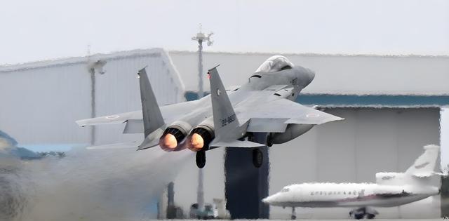 日本F15被殲15壓制驅(qū)離能信嗎 老舊戰(zhàn)機(jī)難敵新銳力量