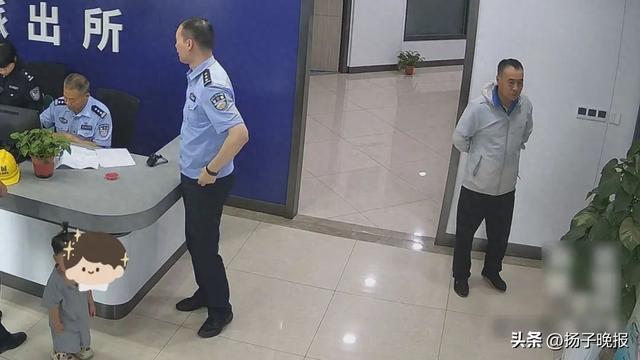 走失萌娃在派出所睡著