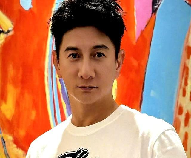 網(wǎng)友在上海安福路偶遇吳奇隆 54歲依舊青春煥發(fā)