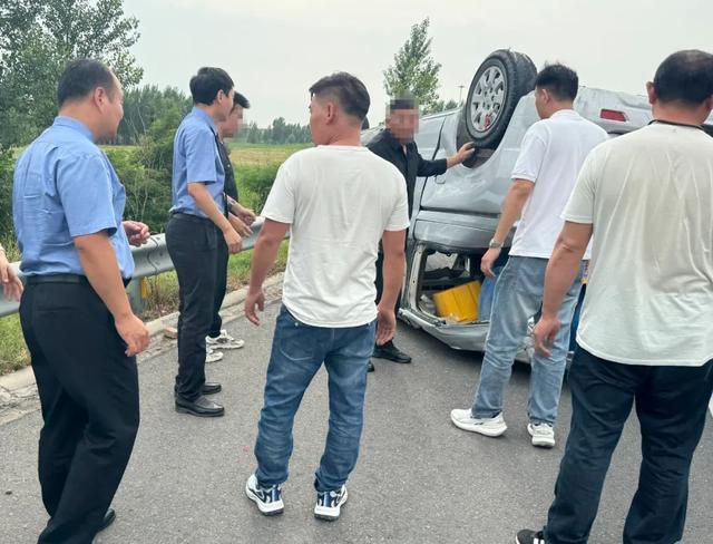 路遇交通事故检察干警施救 紧急救援显担当