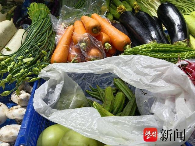 高考首日家長(zhǎng)為孩子準(zhǔn)備寓意菜 討好彩頭帶動(dòng)銷量上漲