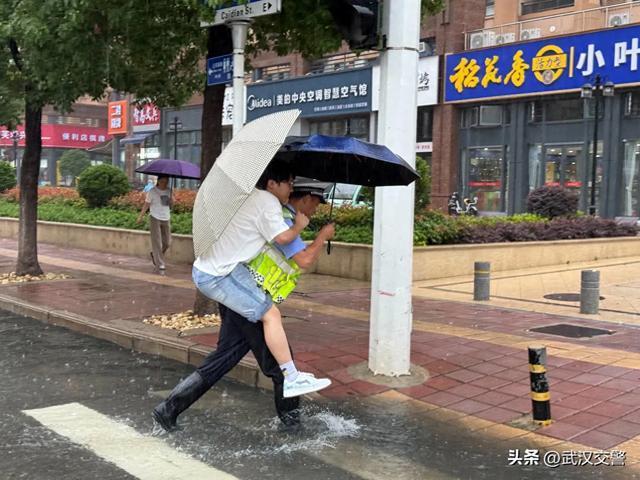 交警在大雨中为高考生撑伞