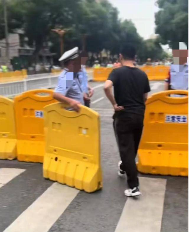 考生只差1分鐘進(jìn)不去考場(chǎng)了,！高考多名考生遲到一分鐘被拒之門外