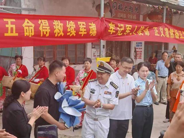 勇救5人的軍人榮歸故里 英雄凱旋受贊譽(yù)