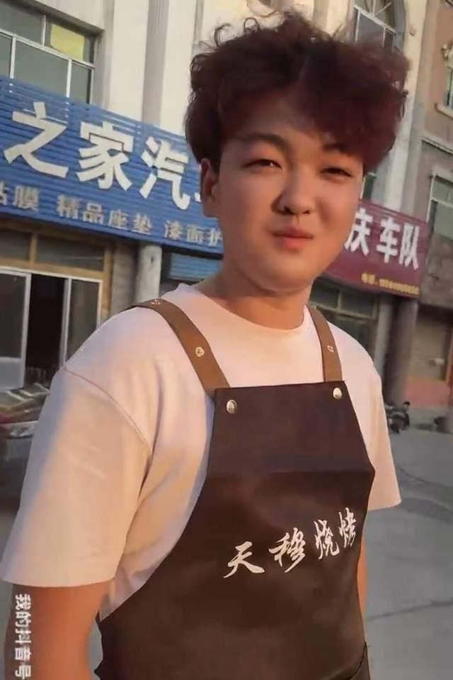 205斤小伙被大風(fēng)吹倒 頭部著地滾翻 意外引發(fā)網(wǎng)友熱議