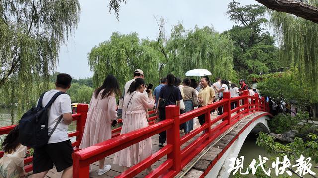 揚(yáng)州瘦西湖已被蘇超游客“占領(lǐng)” 景區(qū)人氣爆棚