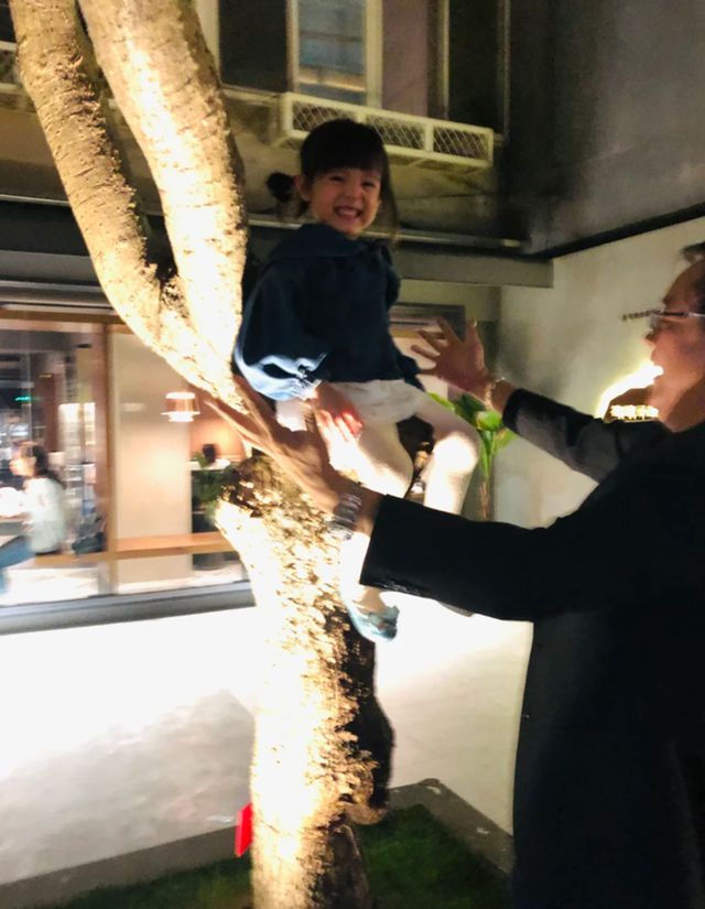 尔冬升父女俩相差61岁引热议 慈父宠爱女儿