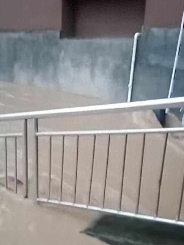 积水致女子困地下车库22小时 救援紧张进行中