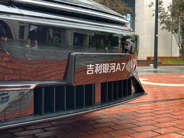 吉利银河A7实车正式亮相 雷神AI电混2.0技术加持