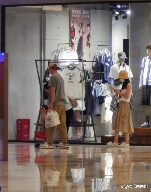 任重孙骁骁带女儿逛街 低调家庭乐
