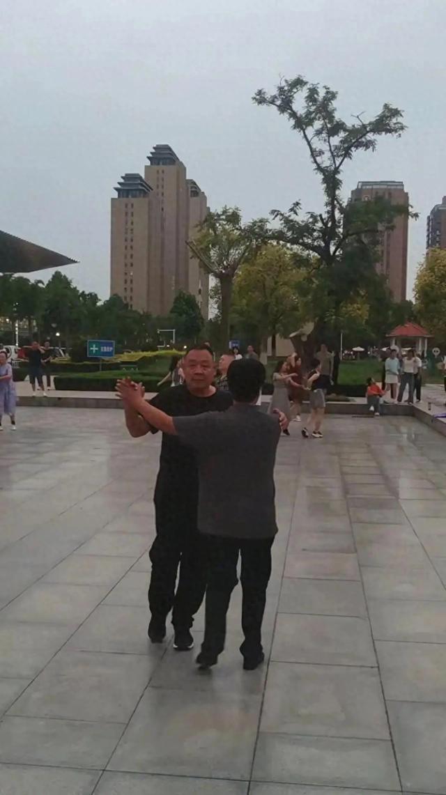 胖東來董事長公園跳舞笑得像個(gè)孩子