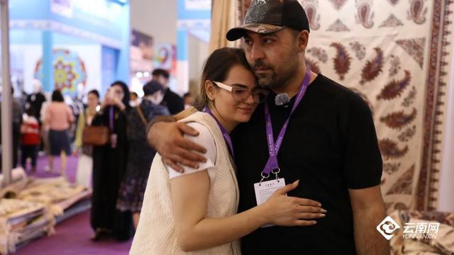 伊朗夫婦來昆明參展市民自發(fā)購買 跨越戰(zhàn)火的承諾