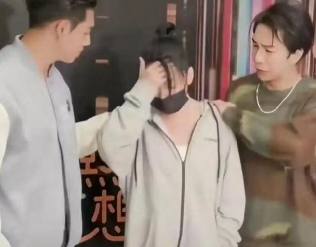 曝小S状态极差瘦到衣服撑不住 现身韩国情绪低落