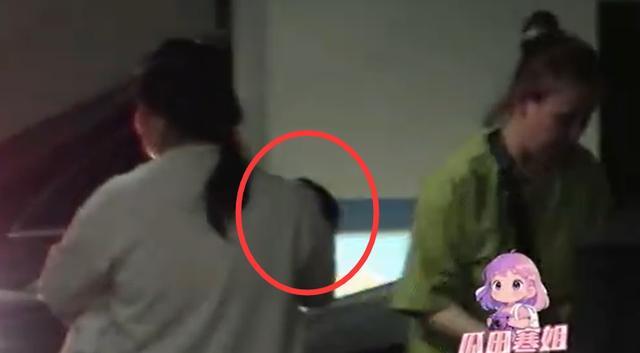 黃子韜徐藝洋孩子首曝光,？疑去年在國(guó)外生產(chǎn)徐藝洋孕肚照被扒