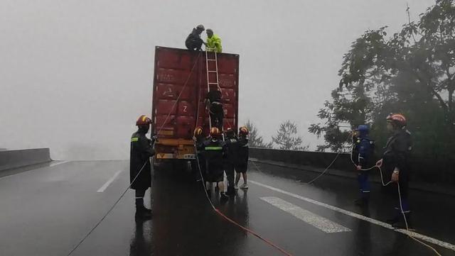 救援隊(duì)講述“廈蓉高速垮塌大橋營(yíng)救被困司機(jī)