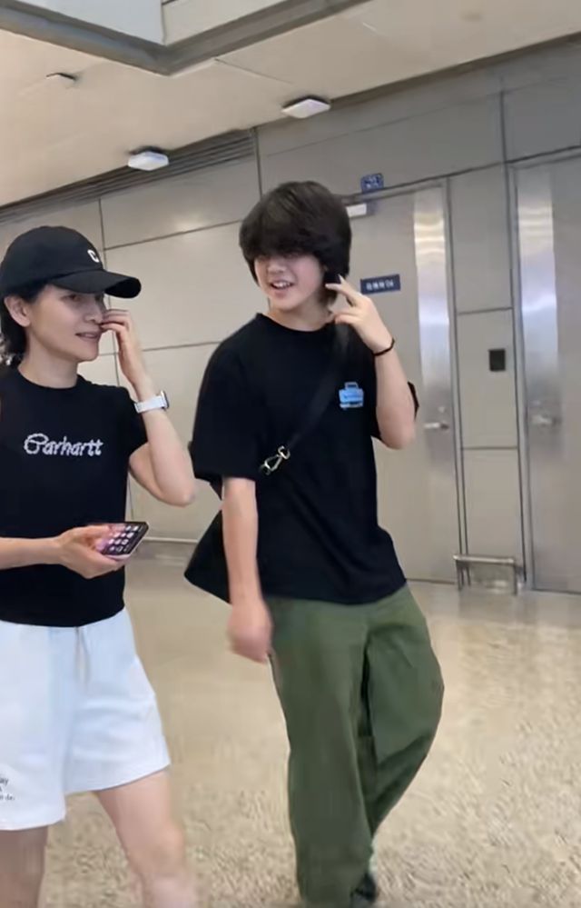安吉现身机场留着及耳长发 母子同框显温馨