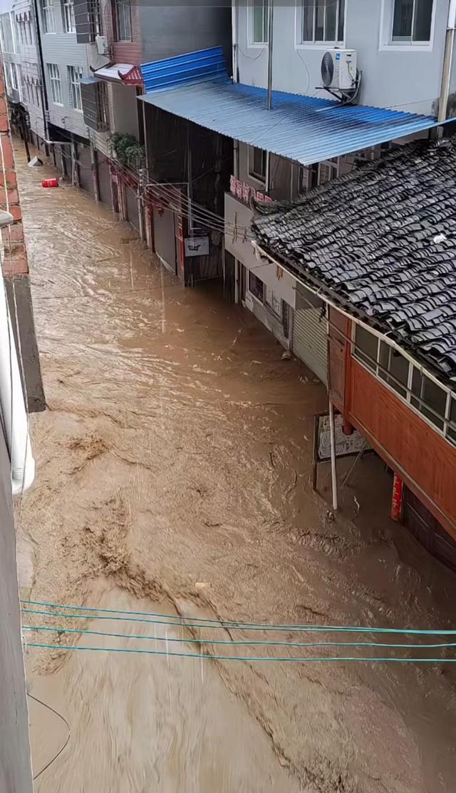 贵州榕江居民讲述汛情经历 洪水中的紧急撤离与救援