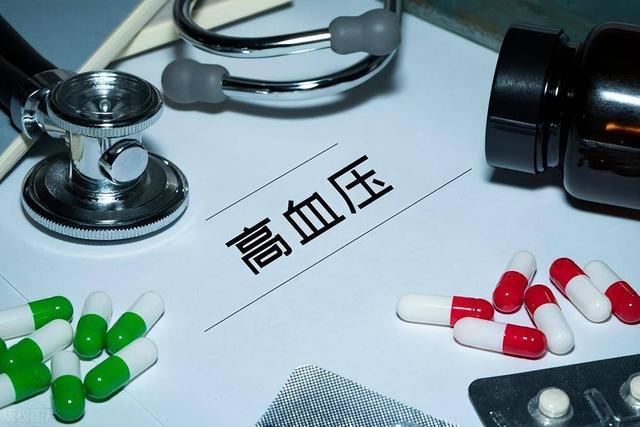 医生警告：夏季高血压不能做的哪8件事会致命？及老人照下镜子差点被骗走养老钱 警惕