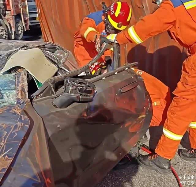 小车与吊车相撞车头被压扁大半 奇迹生还引发热议
