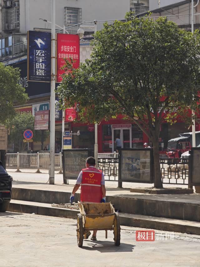 榕江最大商场积水已抽完 商户自救与感恩同行
