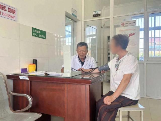 老人连干3小时农活患上轻度热射病 电工及时救援化险为夷