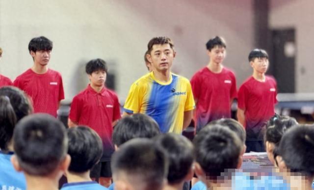 张继科亲自带小队员训练 培养未来乒乓之星