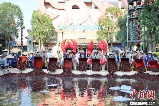 景区投放1吨龙虾助攻游客垂钓 共享美味盛宴