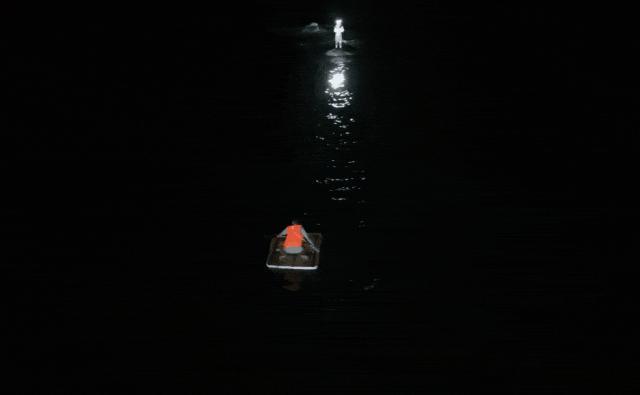 泉州兩男子海釣被困后脫險(xiǎn) 夜色中的緊急救援