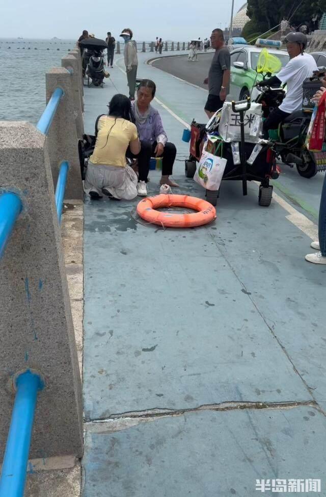 女孩跳海撿手機(jī)溺水路人救人 1分鐘搶回生命