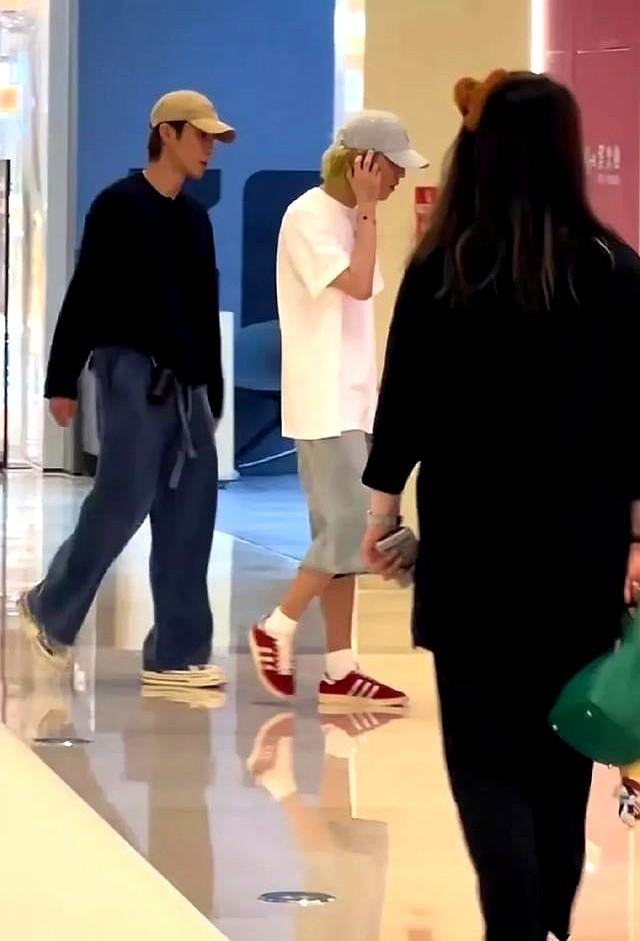 鹿晗高瀚宇西安逛街被偶遇 明星接地气引热议