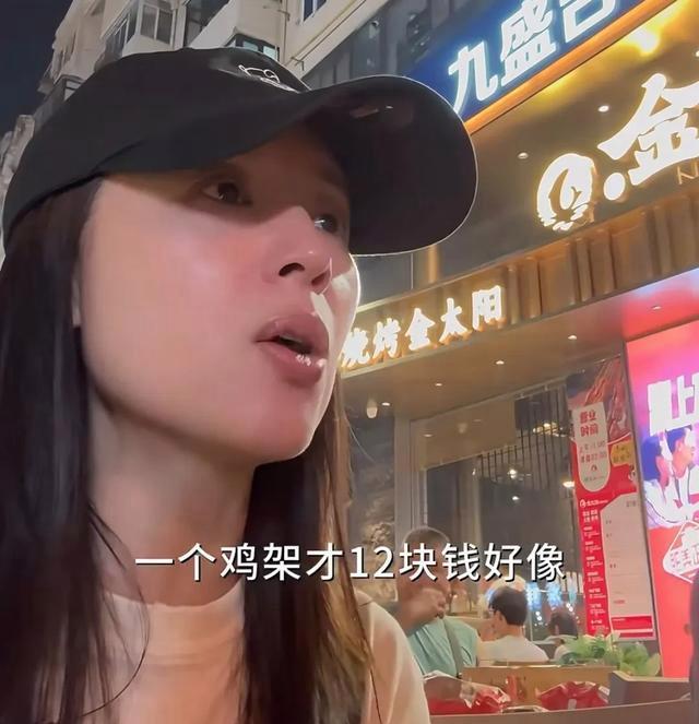 董潔回大連逛夜市 素顏擼串喝扎啤 家鄉(xiāng)的煙火氣